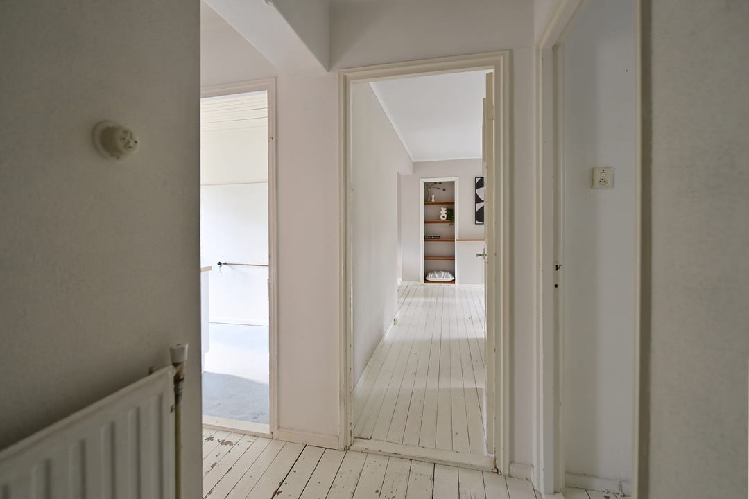 Spacious Ground Floor Apartment with Large Garden and Private Parking in Hilversum — 7