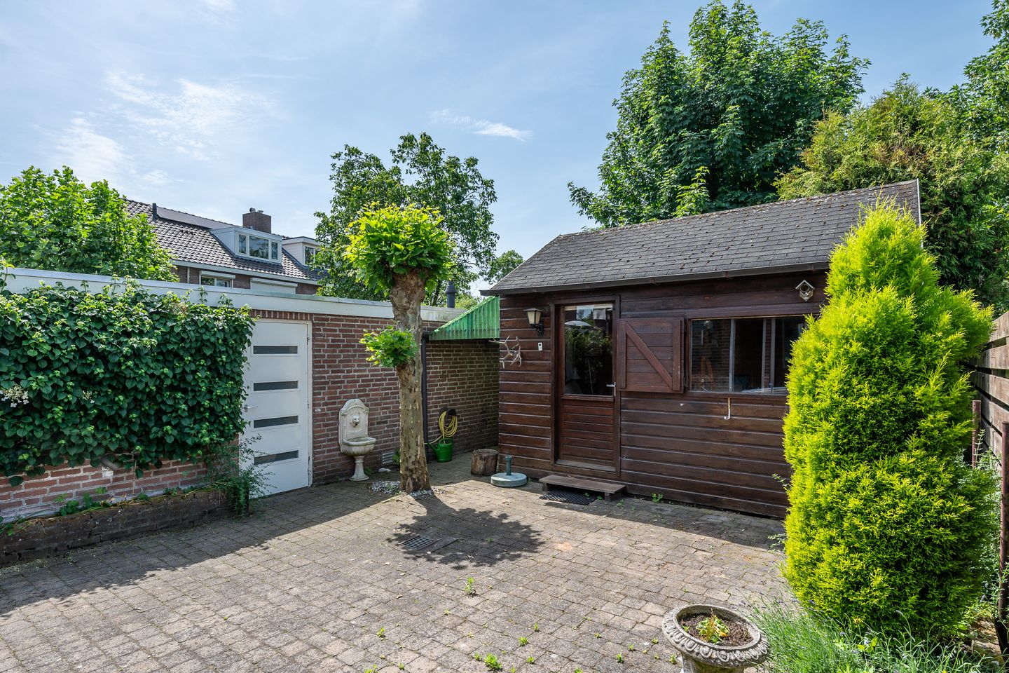 Spacious semi-detached family home with four bedrooms, garage, and sunny southwest garden in a quiet green location near Uden center — 29