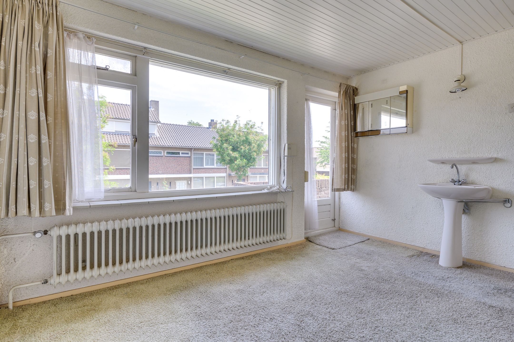 Spacious semi-detached family home with four bedrooms, garage, and sunny southwest garden in a quiet green location near Uden center — 21