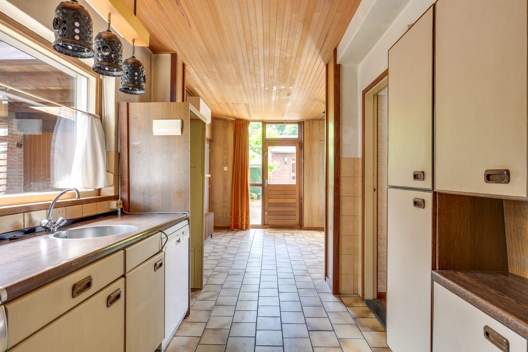 Spacious semi-detached family home with four bedrooms, garage, and sunny southwest garden in a quiet green location near Uden center — 13