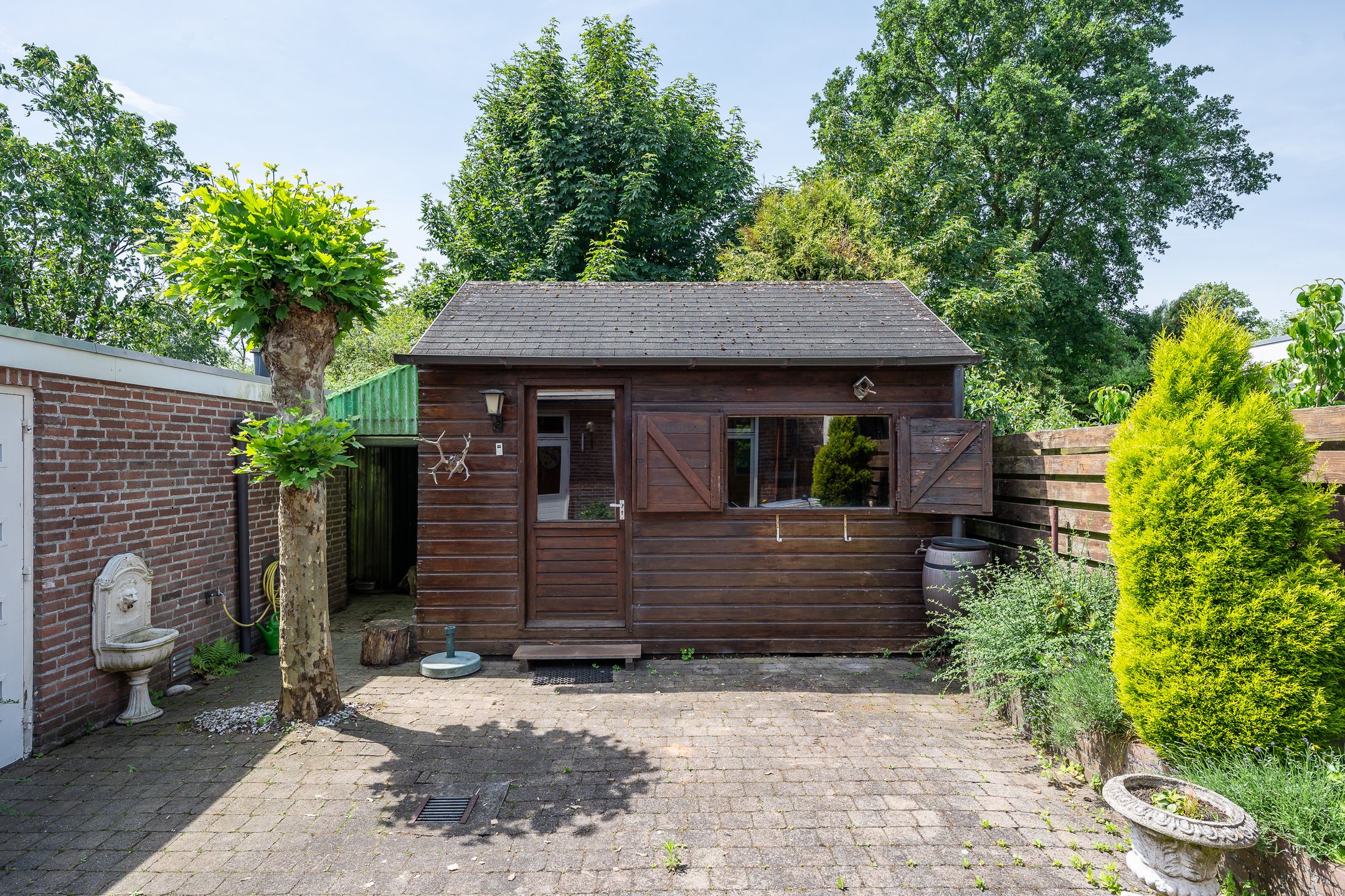 Spacious semi-detached family home with four bedrooms, garage, and sunny southwest garden in a quiet green location near Uden center — 30