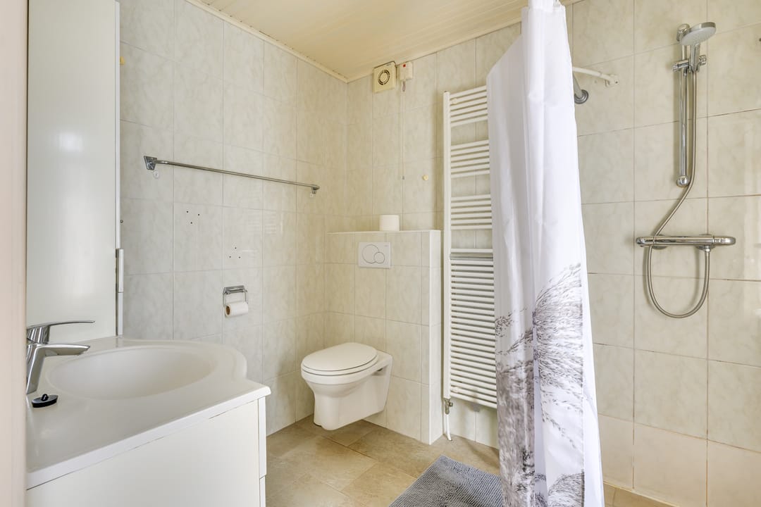 Spacious semi-detached family home with four bedrooms, garage, and sunny southwest garden in a quiet green location near Uden center — 22