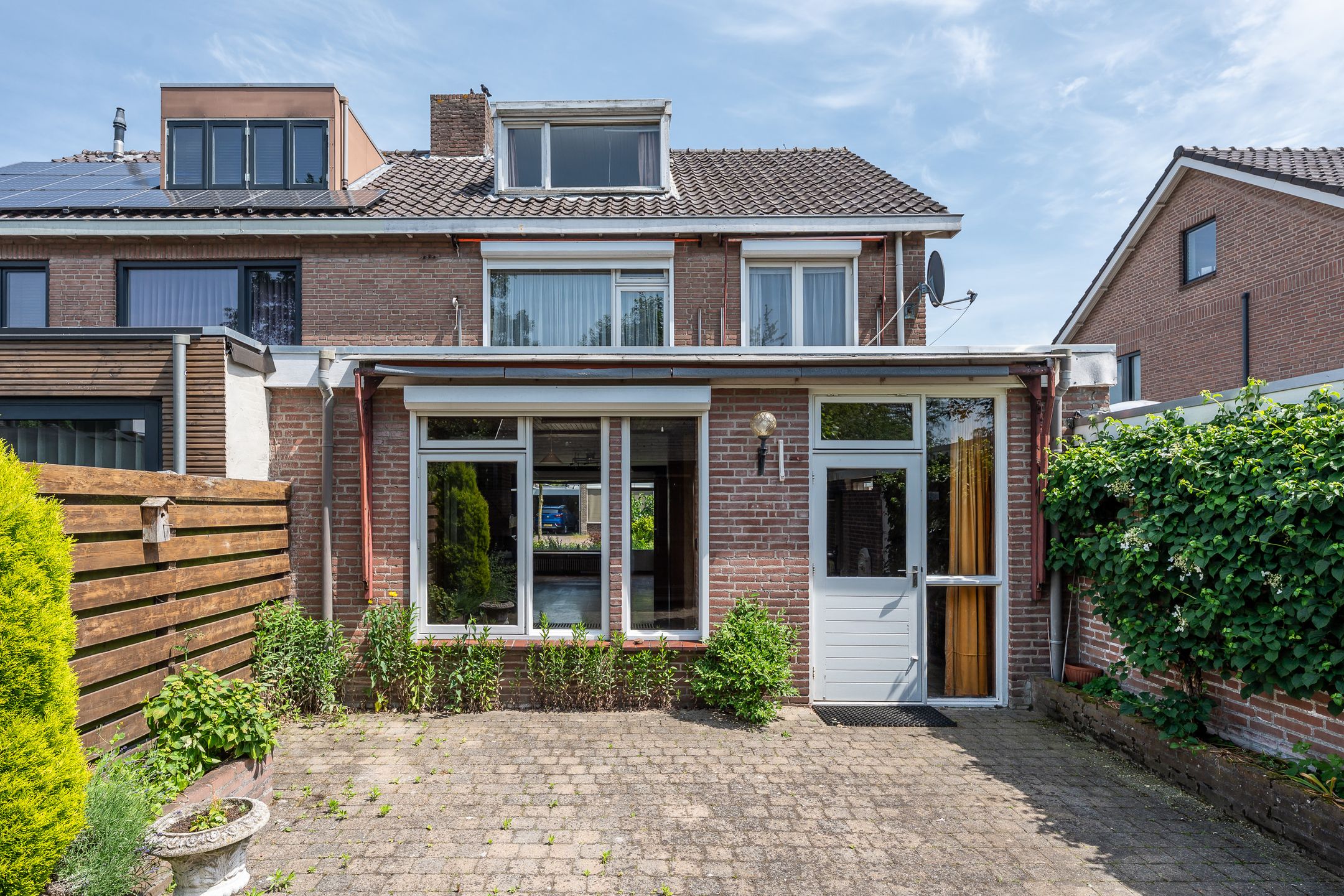 Spacious semi-detached family home with four bedrooms, garage, and sunny southwest garden in a quiet green location near Uden center — 27
