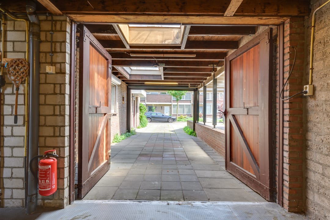 Spacious semi-detached family home with four bedrooms, garage, and sunny southwest garden in a quiet green location near Uden center — 16