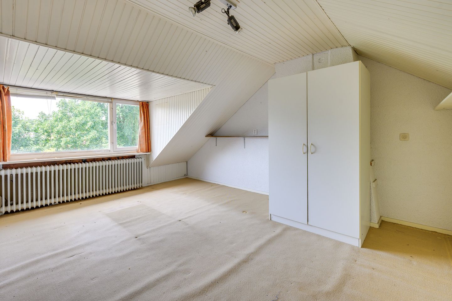 Spacious semi-detached family home with four bedrooms, garage, and sunny southwest garden in a quiet green location near Uden center — 25