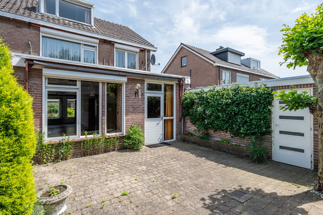 Spacious semi-detached family home with four bedrooms, garage, and sunny southwest garden in a quiet green location near Uden center — 28