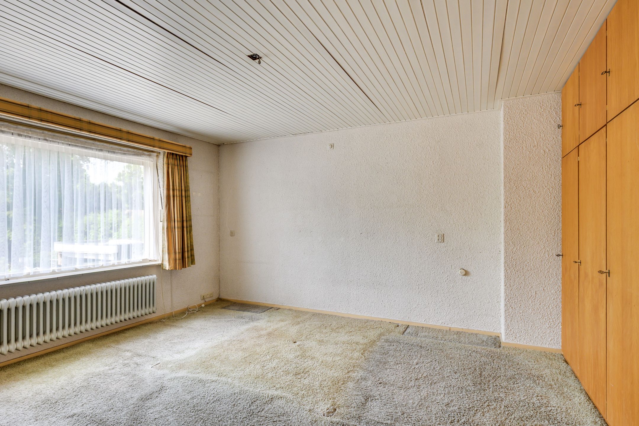 Spacious semi-detached family home with four bedrooms, garage, and sunny southwest garden in a quiet green location near Uden center — 18