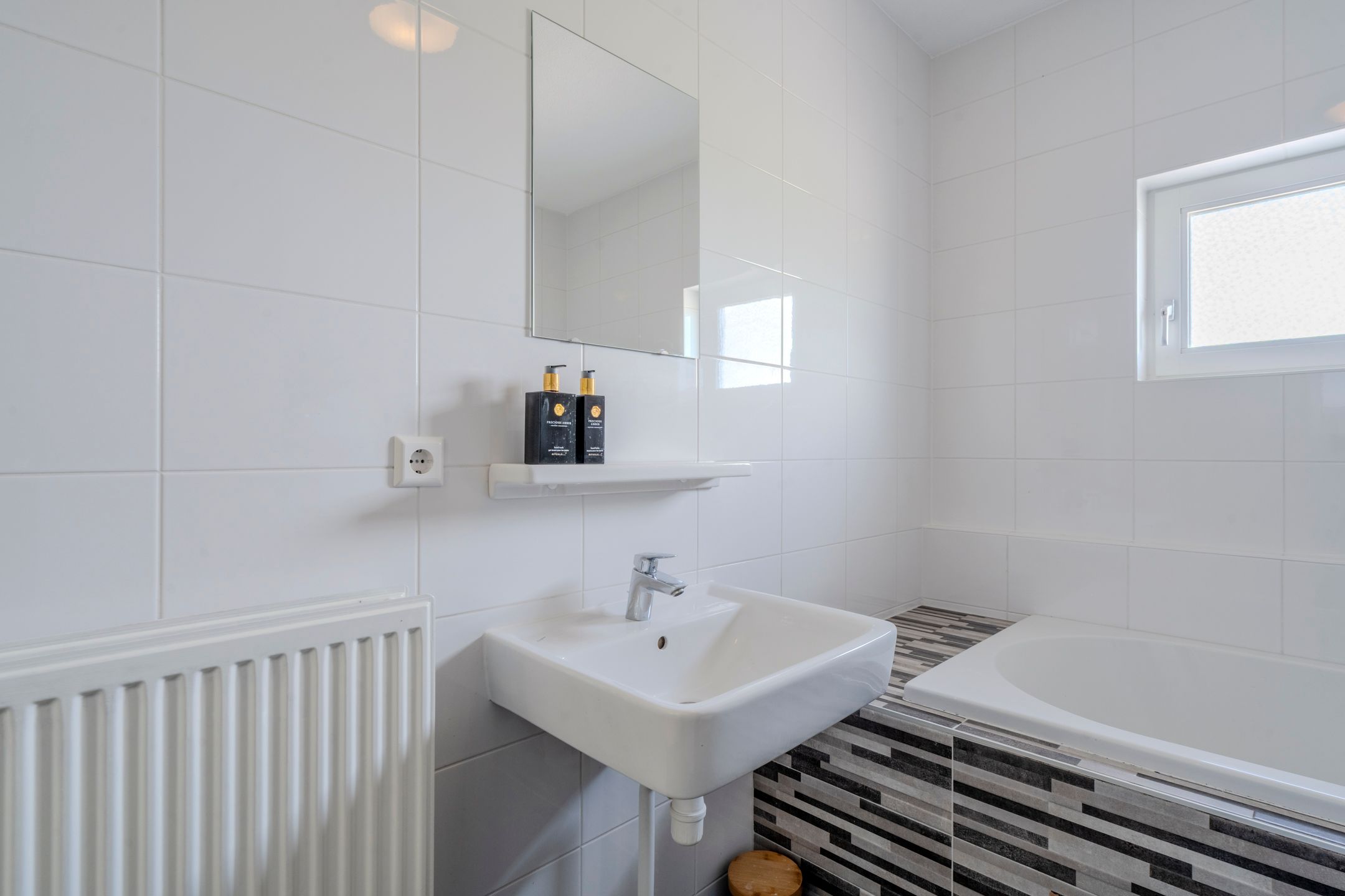 Modern and energy-efficient terraced house with unobstructed water views in Westerdel — 42
