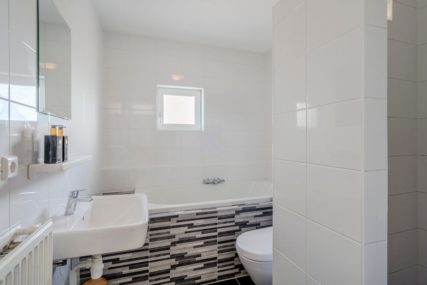 Modern and energy-efficient terraced house with unobstructed water views in Westerdel — 40
