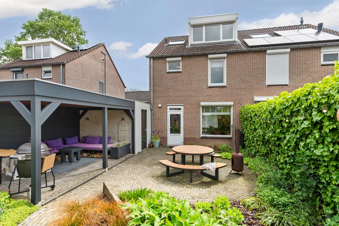 Move-in Ready Family Residence with Spacious Garden and Modern Amenities — 41