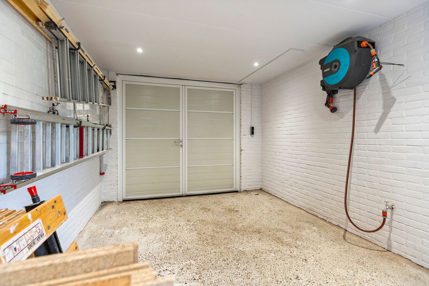 Move-in Ready Family Residence with Spacious Garden and Modern Amenities — 40