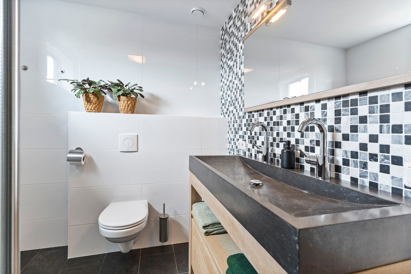 Move-in Ready Family Residence with Spacious Garden and Modern Amenities — 25