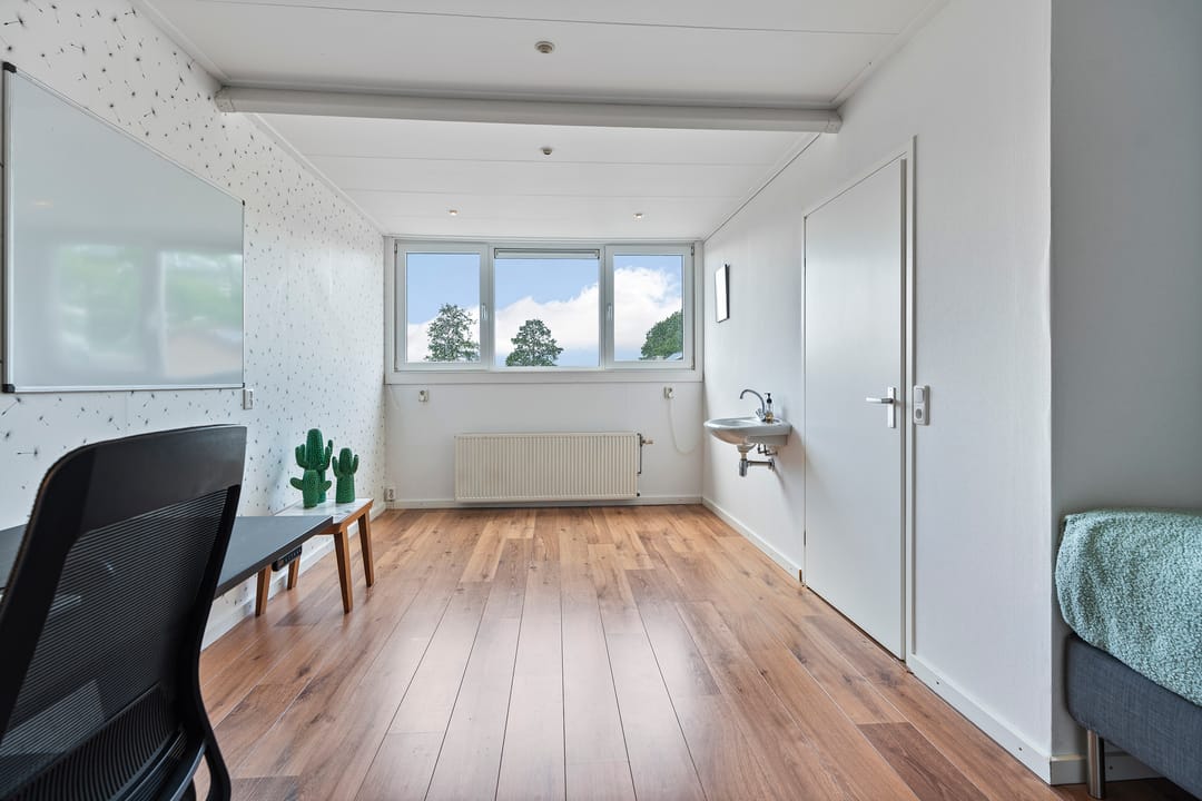 Move-in Ready Family Residence with Spacious Garden and Modern Amenities — 37