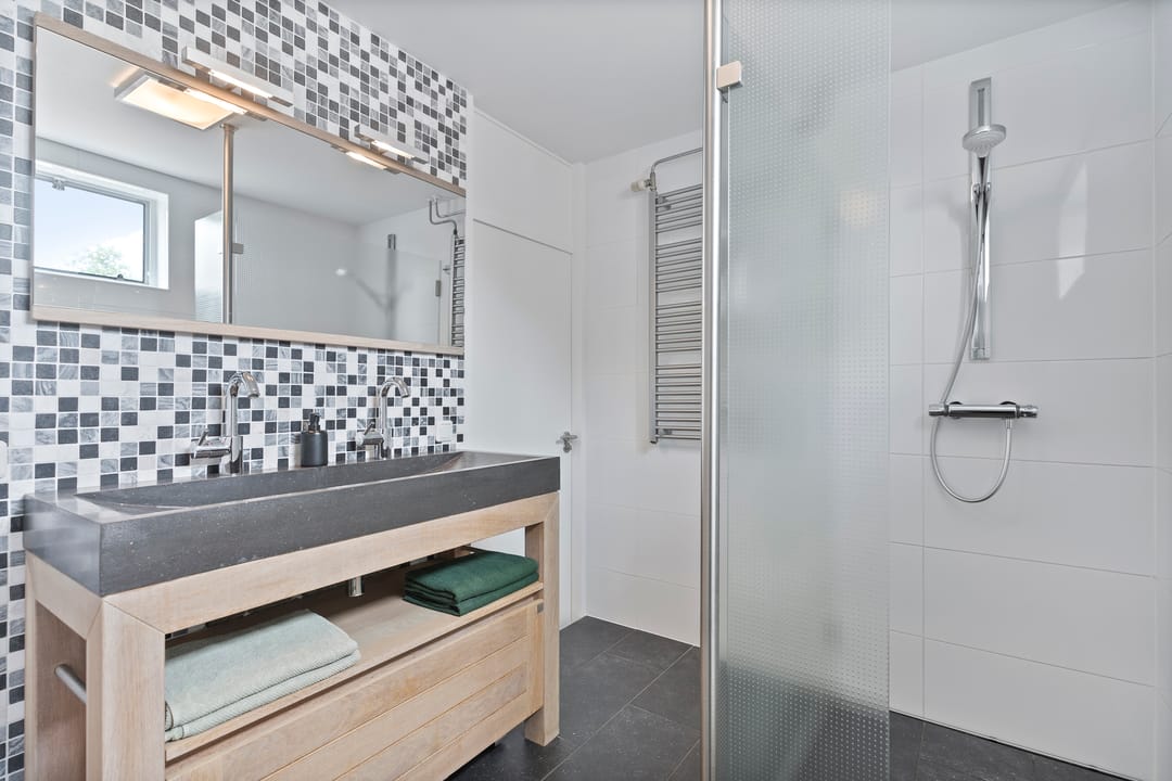 Move-in Ready Family Residence with Spacious Garden and Modern Amenities — 26