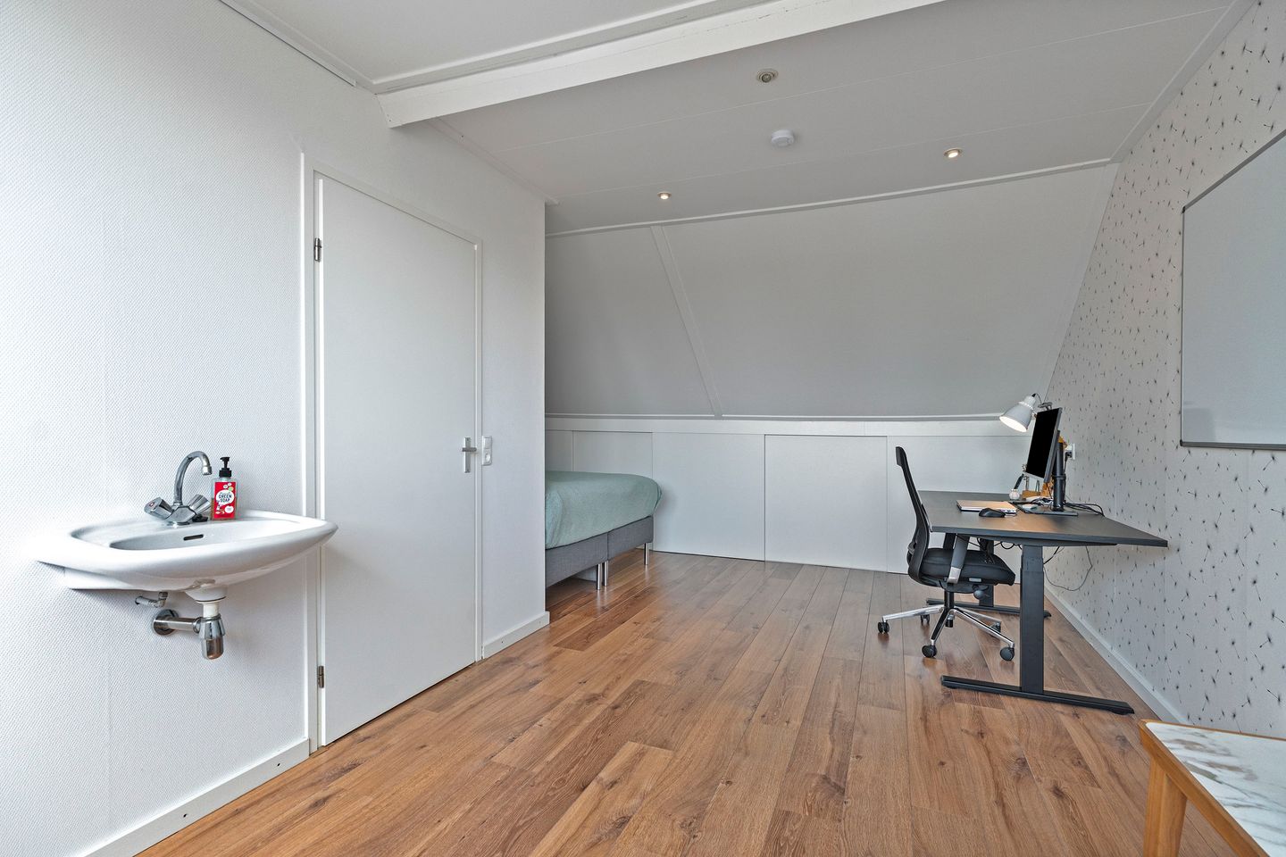 Move-in Ready Family Residence with Spacious Garden and Modern Amenities — 35