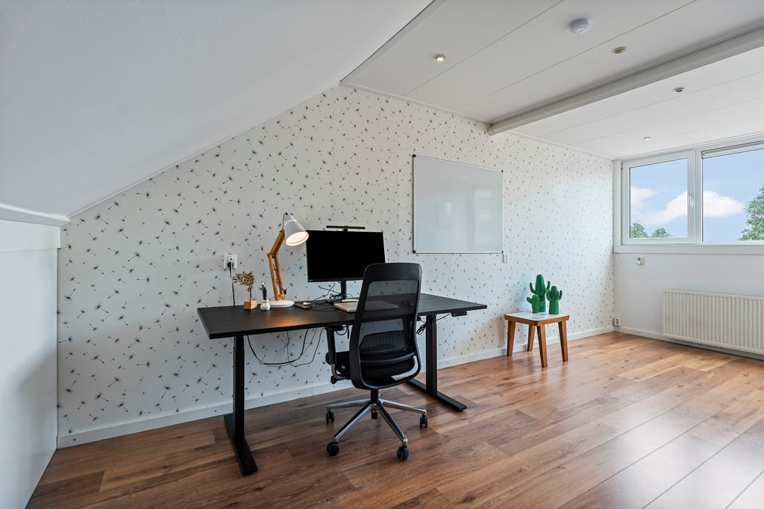 Move-in Ready Family Residence with Spacious Garden and Modern Amenities — 38