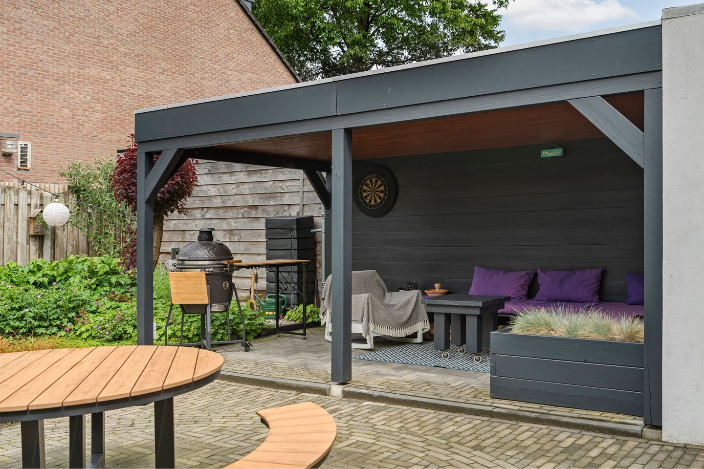 Move-in Ready Family Residence with Spacious Garden and Modern Amenities — 44