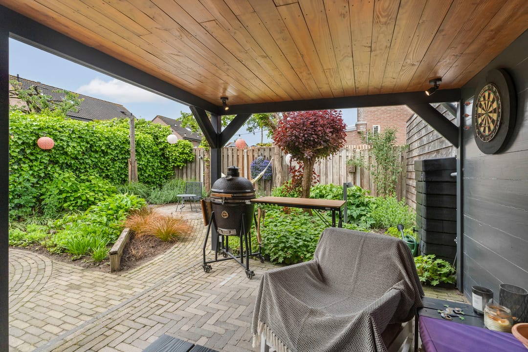 Move-in Ready Family Residence with Spacious Garden and Modern Amenities — 46