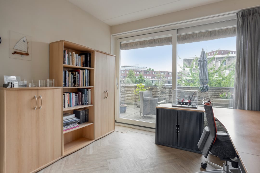 Sustainable Thatched-Roof Villa with Spacious Living and Solar-Powered Comfort in Leiden's Green Heart — 28