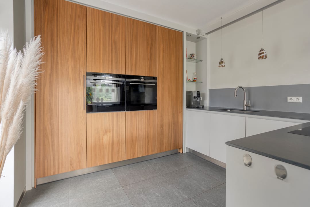 Sustainable Thatched-Roof Villa with Spacious Living and Solar-Powered Comfort in Leiden's Green Heart — 17