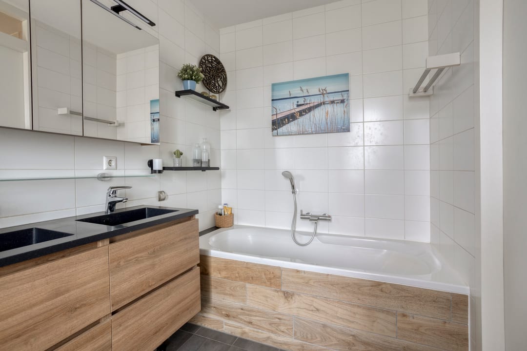 Sustainable Thatched-Roof Villa with Spacious Living and Solar-Powered Comfort in Leiden's Green Heart — 38