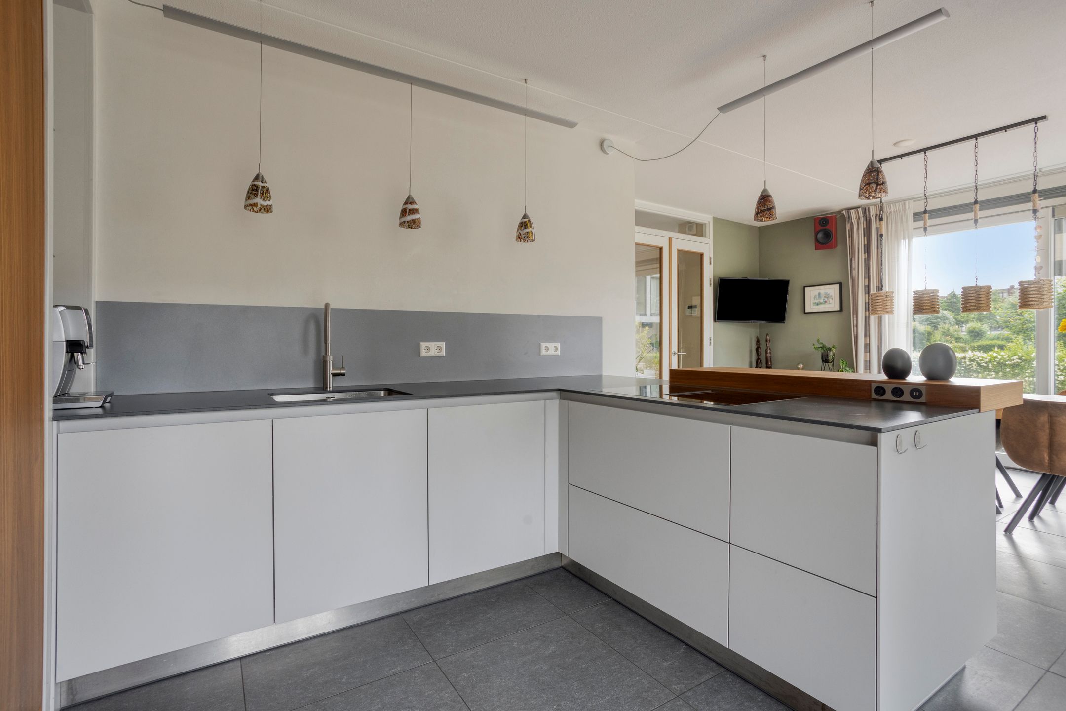 Sustainable Thatched-Roof Villa with Spacious Living and Solar-Powered Comfort in Leiden's Green Heart — 18