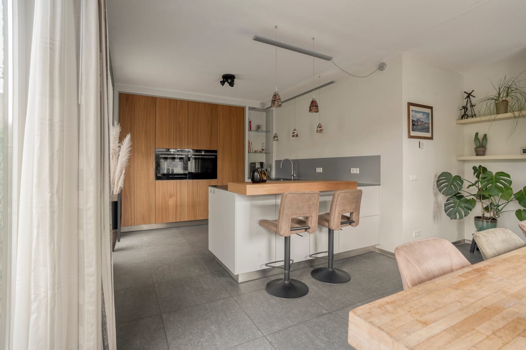 Sustainable Thatched-Roof Villa with Spacious Living and Solar-Powered Comfort in Leiden's Green Heart — 13