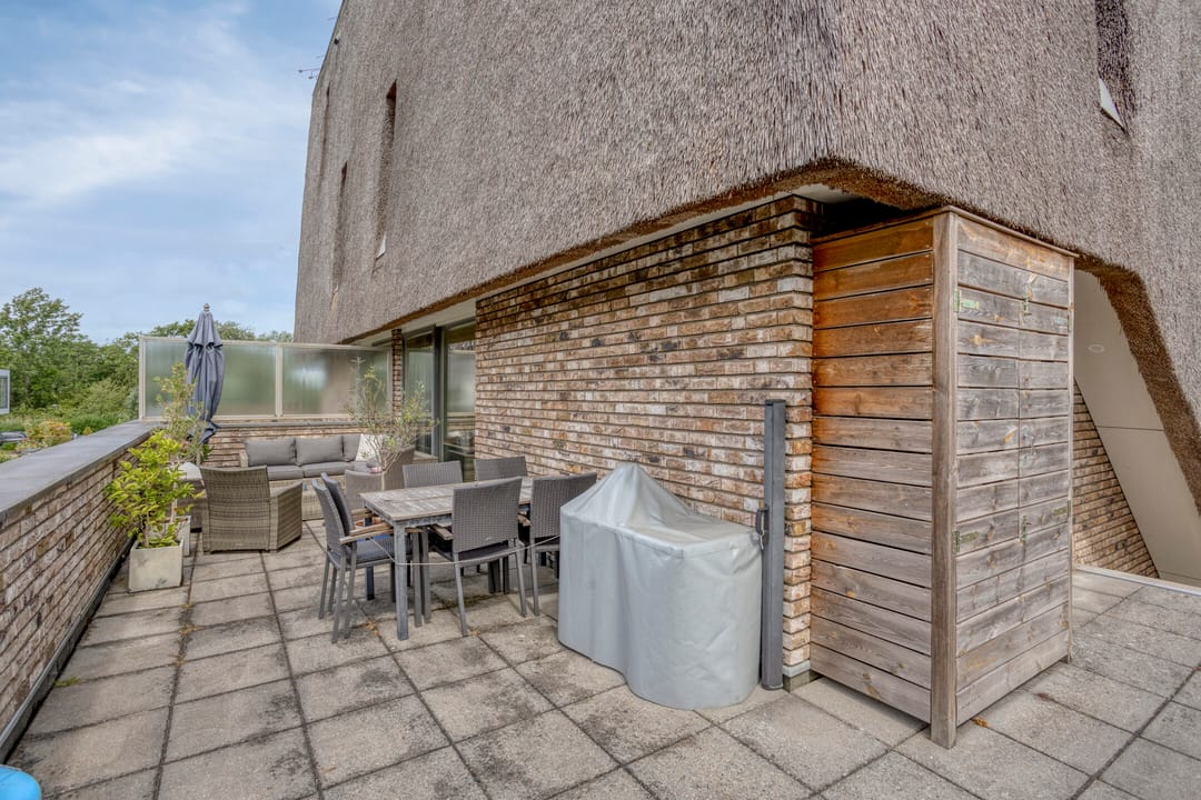 Sustainable Thatched-Roof Villa with Spacious Living and Solar-Powered Comfort in Leiden's Green Heart — 56