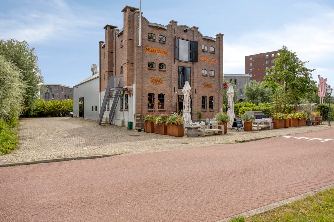 Sustainable Thatched-Roof Villa with Spacious Living and Solar-Powered Comfort in Leiden's Green Heart — 61