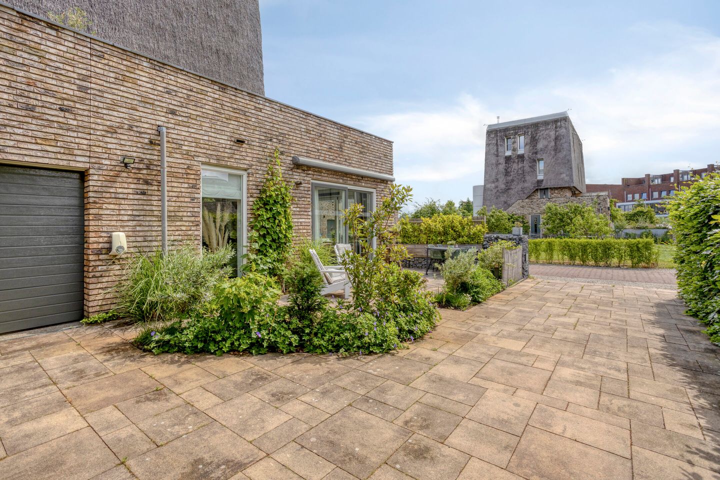 Sustainable Thatched-Roof Villa with Spacious Living and Solar-Powered Comfort in Leiden's Green Heart — 55