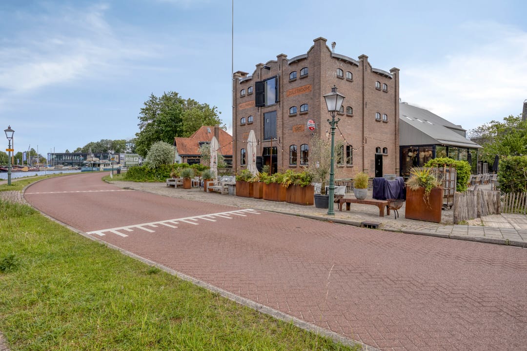 Sustainable Thatched-Roof Villa with Spacious Living and Solar-Powered Comfort in Leiden's Green Heart — 62