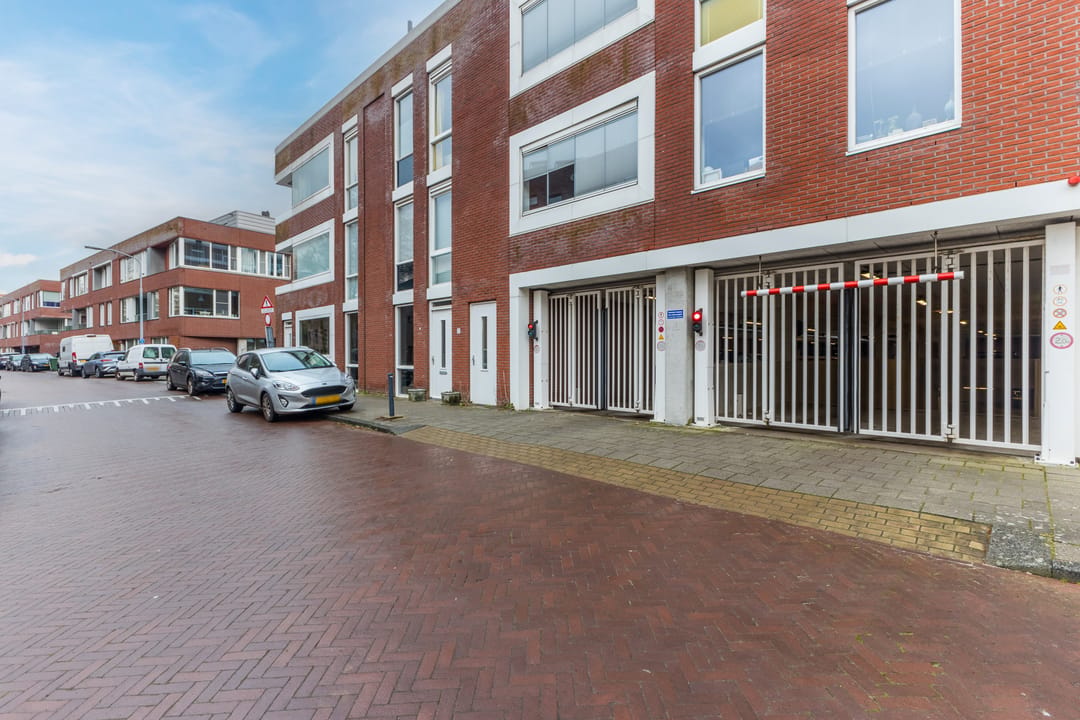 Spacious Industrial Maisonette with Large Terrace Near Haarlem Center — 32