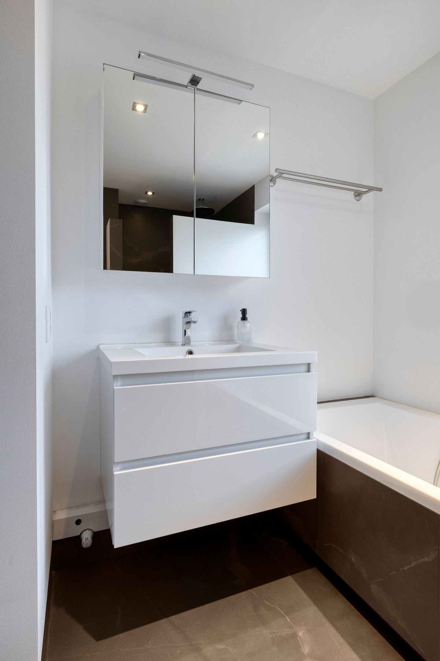 Modern Move-In Ready Terraced Home with Covered Terrace in Deurne Spoorzone — 24