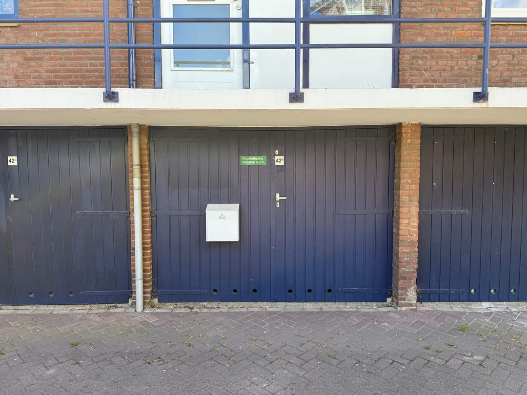 Box Garage Versatile con Elettricità in Zona Residenziale Tranquilla