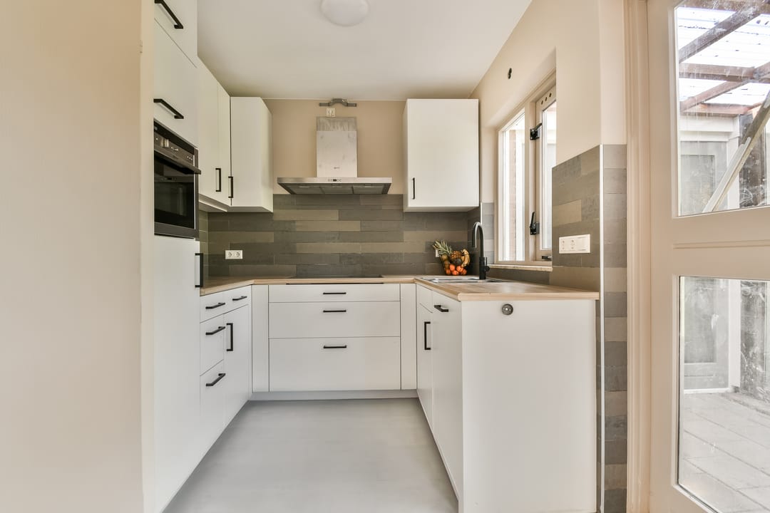 Modernized Semi-Detached Home with Five Bedrooms and Private Garden — 8