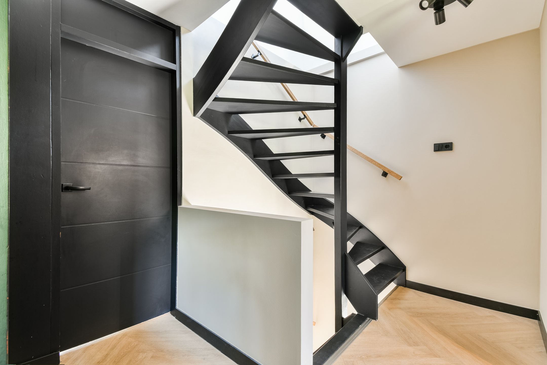 Modernized Semi-Detached Home with Five Bedrooms and Private Garden — 15