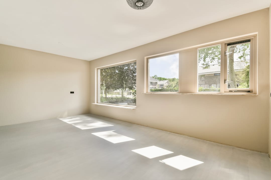 Modernized Semi-Detached Home with Five Bedrooms and Private Garden — 7