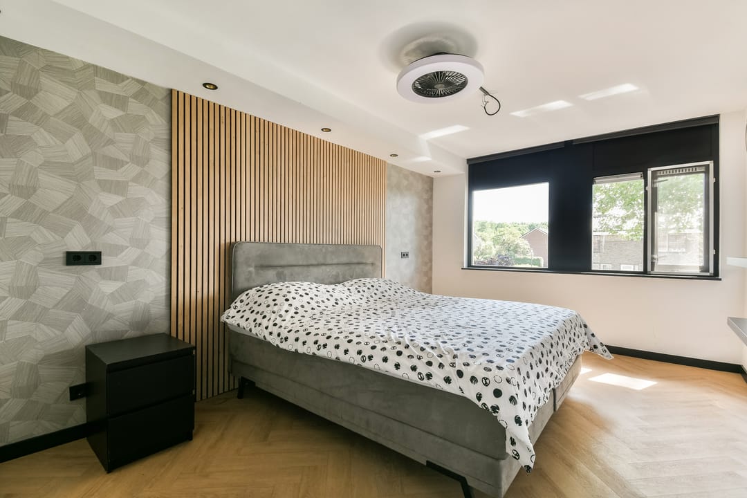 Modernized Semi-Detached Home with Five Bedrooms and Private Garden — 16