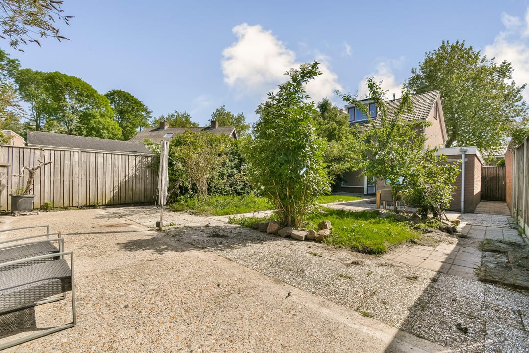 Modernized Semi-Detached Home with Five Bedrooms and Private Garden — 11