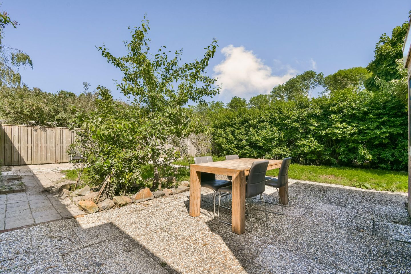 Modernized Semi-Detached Home with Five Bedrooms and Private Garden — 10
