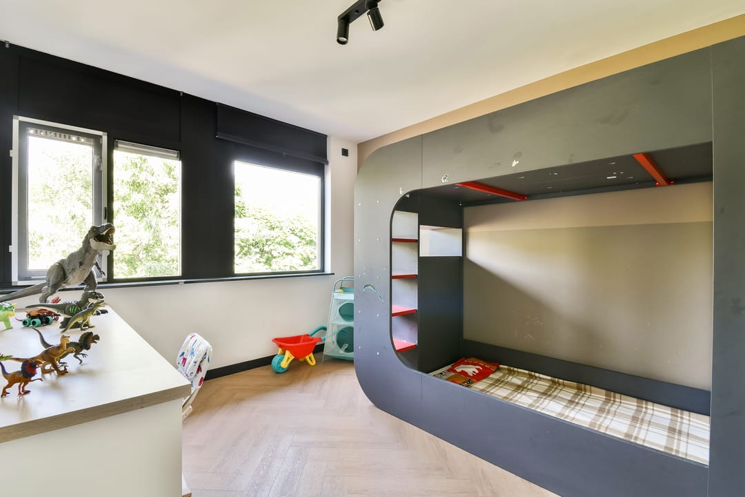 Modernized Semi-Detached Home with Five Bedrooms and Private Garden — 23