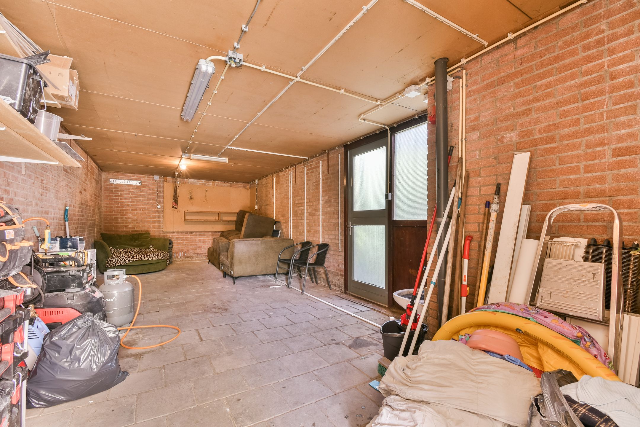 Modernized Semi-Detached Home with Five Bedrooms and Private Garden — 30