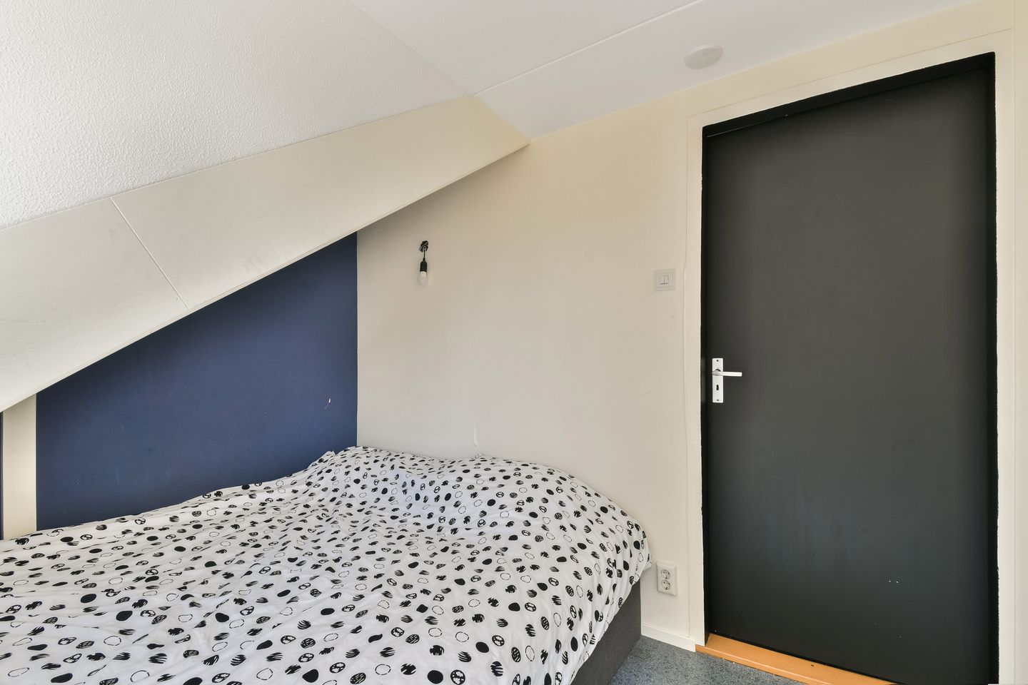 Modernized Semi-Detached Home with Five Bedrooms and Private Garden — 29