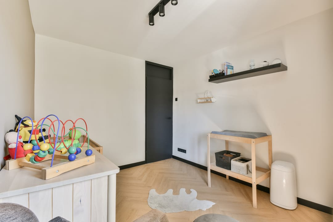 Modernized Semi-Detached Home with Five Bedrooms and Private Garden — 22