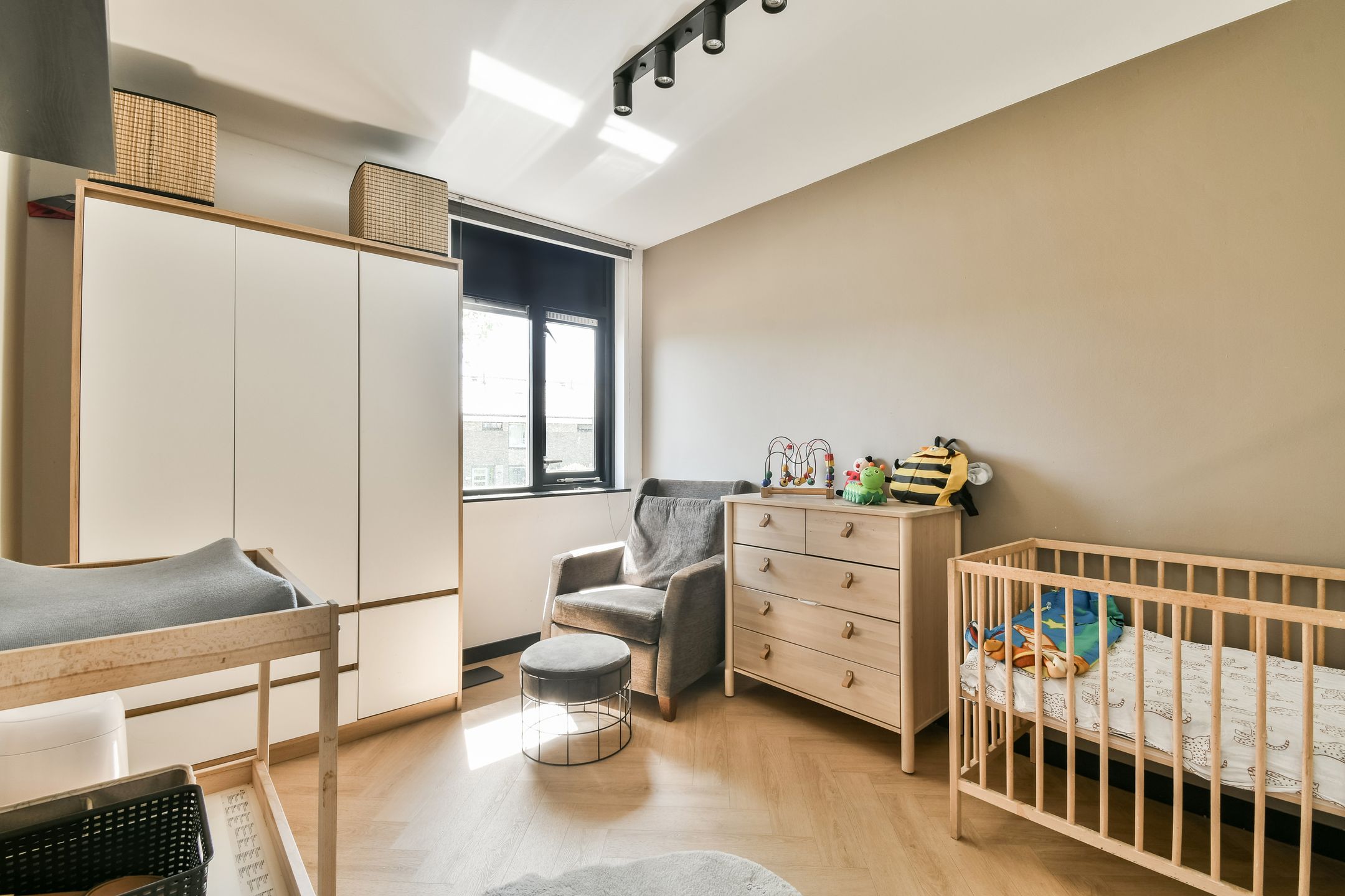 Modernized Semi-Detached Home with Five Bedrooms and Private Garden — 21