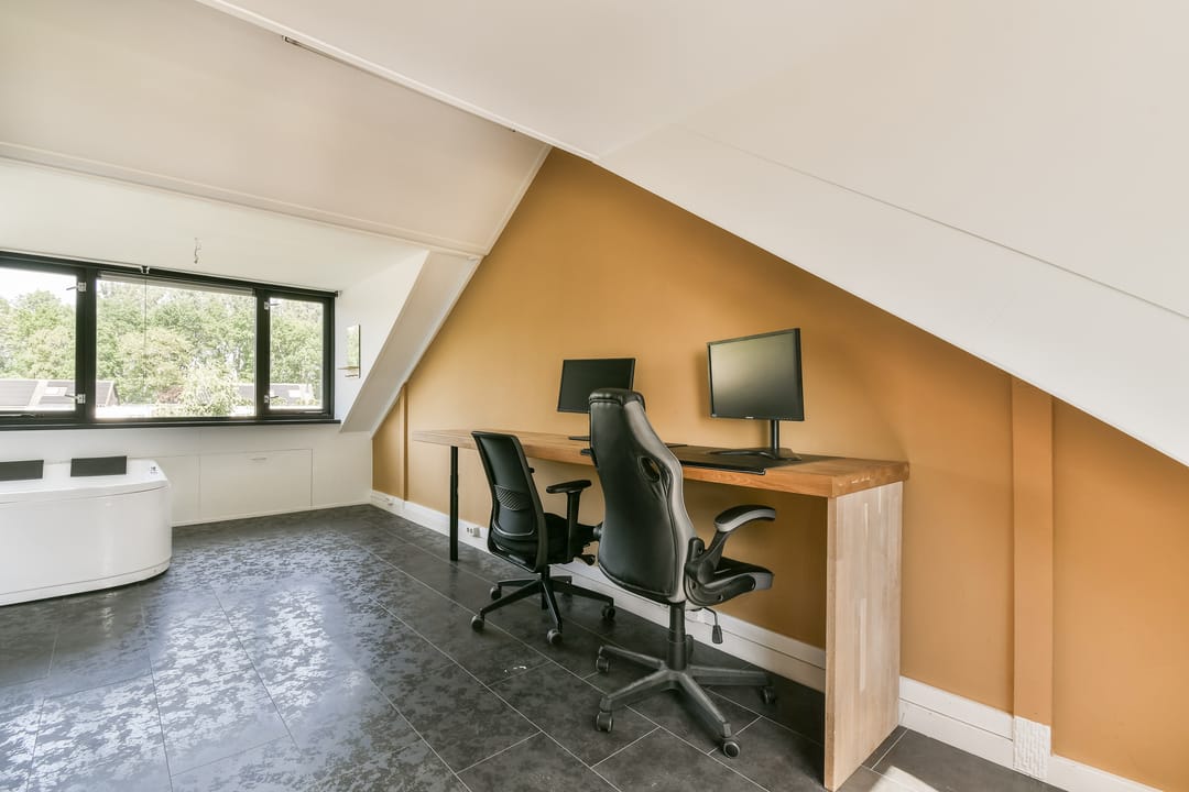 Modernized Semi-Detached Home with Five Bedrooms and Private Garden — 26