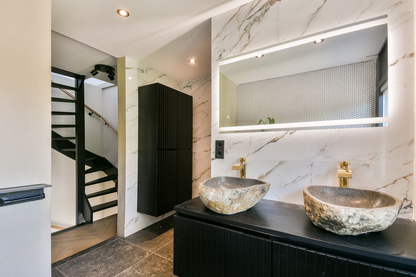 Modernized Semi-Detached Home with Five Bedrooms and Private Garden — 19