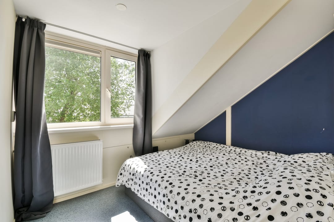 Modernized Semi-Detached Home with Five Bedrooms and Private Garden — 28