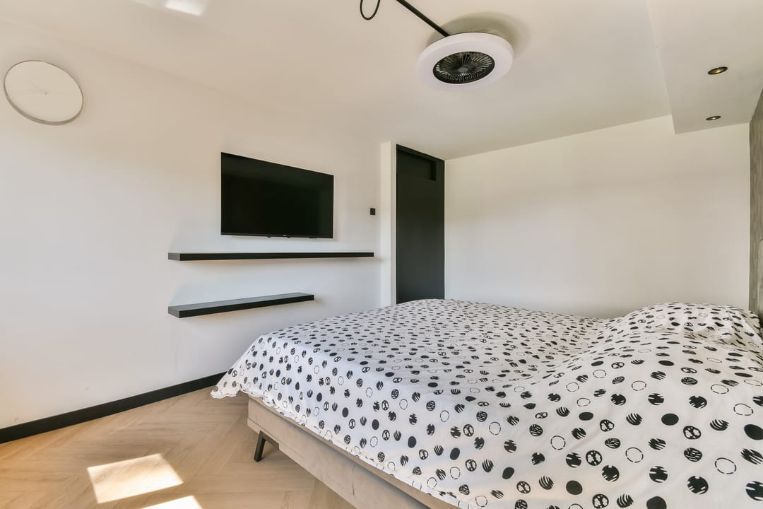 Modernized Semi-Detached Home with Five Bedrooms and Private Garden — 17