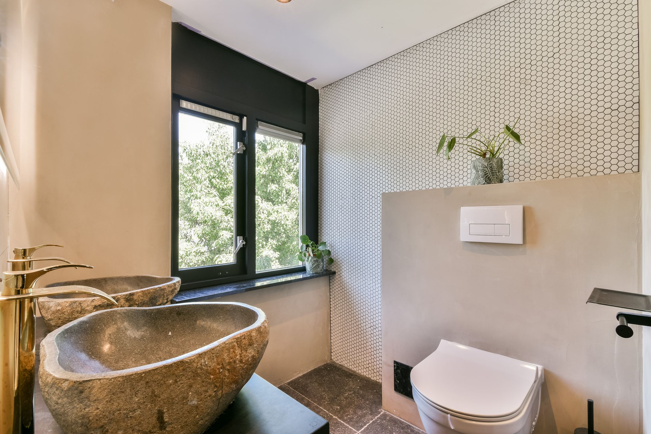 Modernized Semi-Detached Home with Five Bedrooms and Private Garden — 18